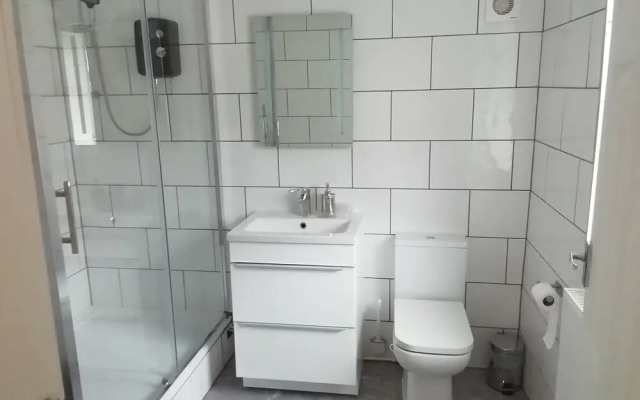 Central Guest Room - En-suite, Parking & Garden