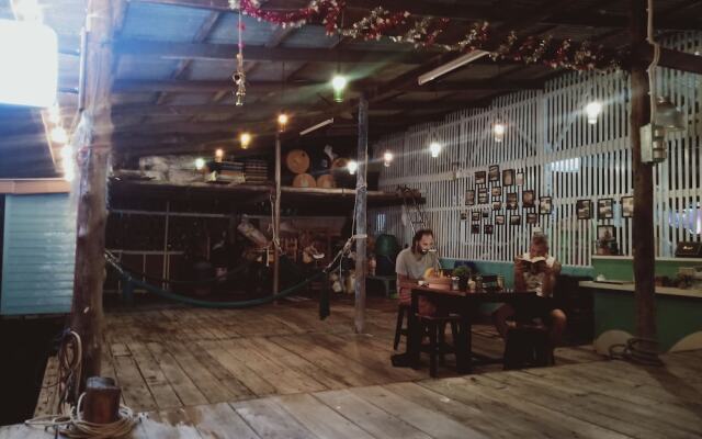 Rub Lom Chom Klong by Fisherman Village