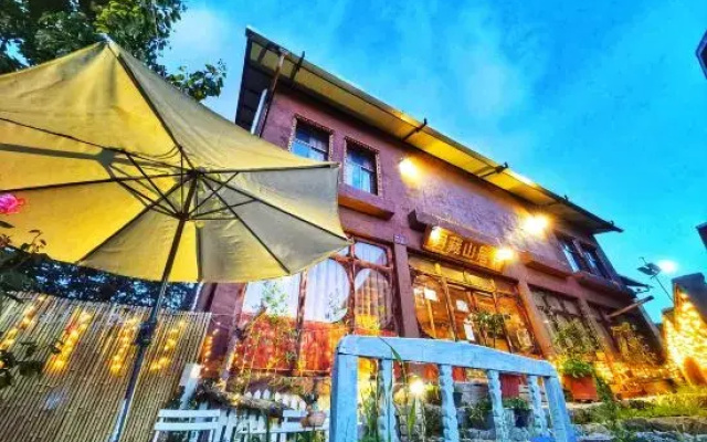 Shangri-La Guicang Mountain Residence Scenic Inn (Dukezong Ancient City)