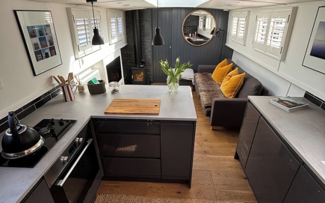 Unique 2 Bed Waterside Retreat, Pet Friendly