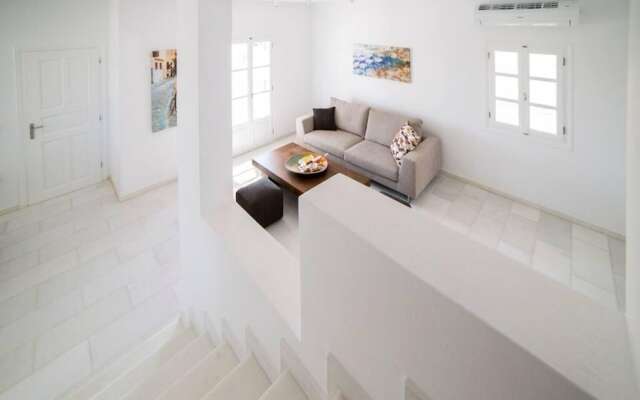 Deep Blue Villa With 4 Bedrooms in Paros