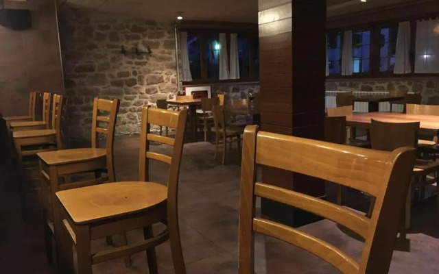 Hostal y Albergue Haizea - Hostel