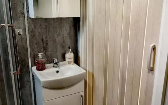 2-bedroom Guesthouse in Derby City, Parking, Wi-fi