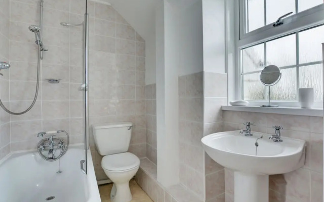 Modern Holiday Home in Lydstep With Fenced Garden