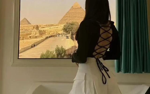 The Gate Hotel Front Pyramids & Sphinx View