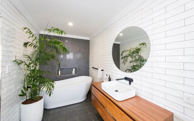 The Happy Pelican Harrington Hotel