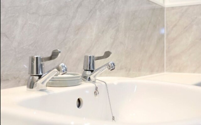 Sophisticated Apt in Trendy Leith Port District