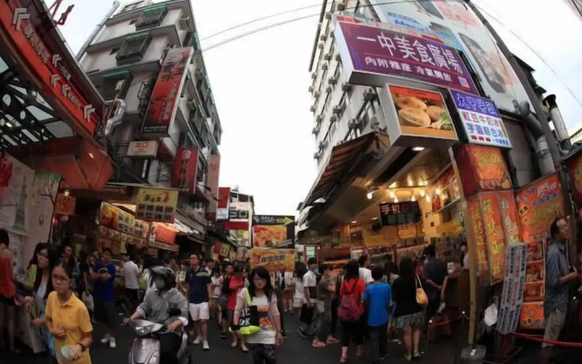 Yizhong Street Meets Summer