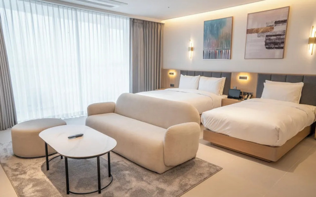Wave M Hotel West