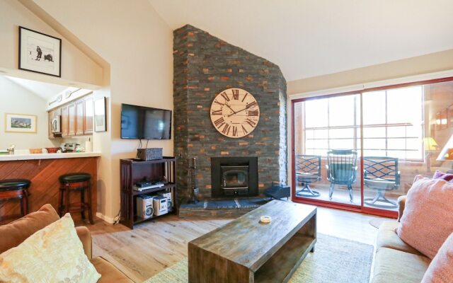 Aspen Creek #306 1 Bedroom Condo by RedAwning