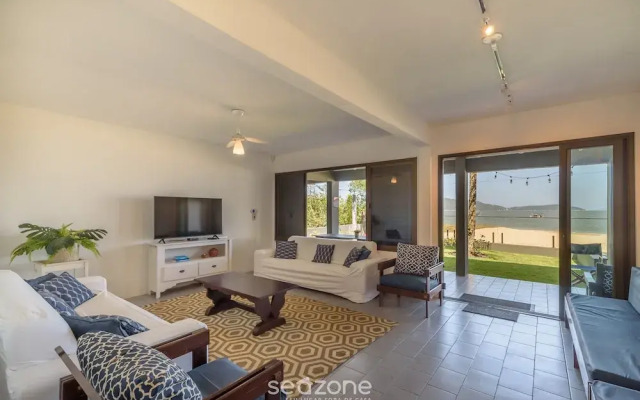 6BR Beachfront Home in Bombinhas Abm0101