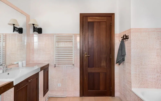 JOIVY 3-BR Cottage w/Terrace & Garden in Colares