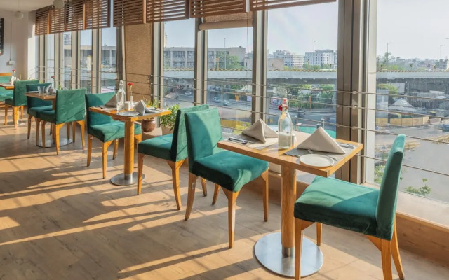 5 By Oyo Metropolitan
