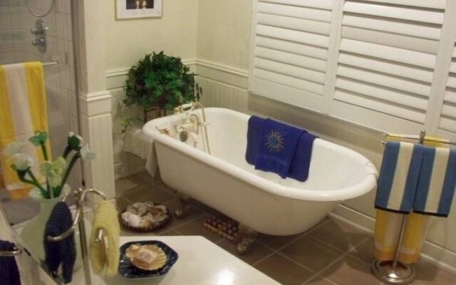 Charm of Qualicum Bed and Breakfast