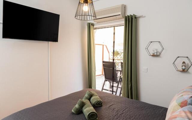 Loutraki apartment Greek open house