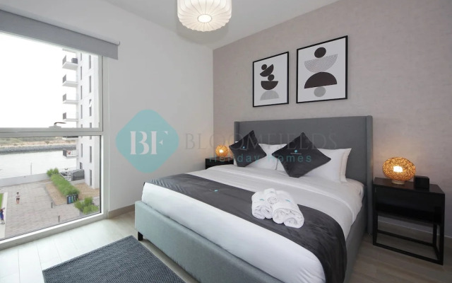 Bloomfields 1BR Canal View in Water Edge