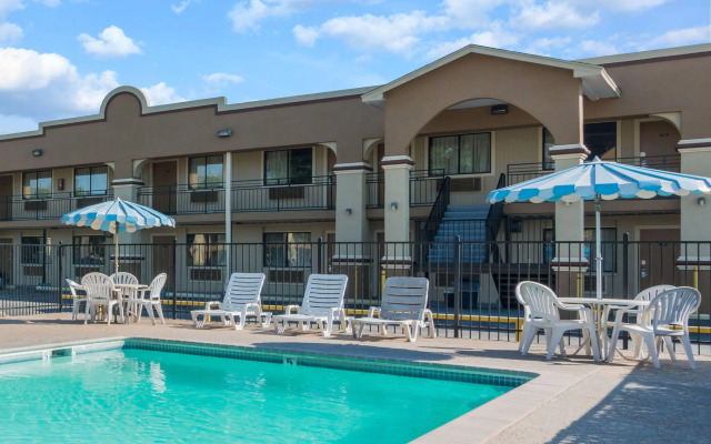 Days Inn by Wyndham San Marcos