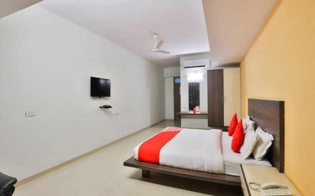 Capital O 16350 Infocity Club And Resort