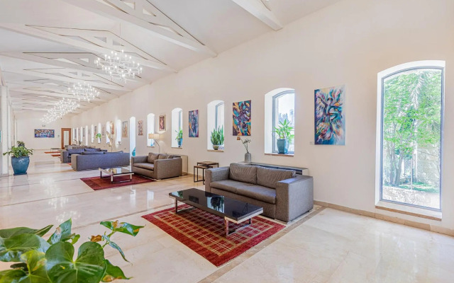 *King David Residences*2 Bd*Pool/Gym/Parking*