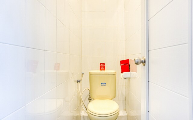 RedDoorz Hostel near Tugu Train Station