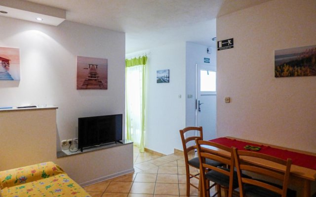 Awesome Home in Mimice With 3 Bedrooms, Jacuzzi and Wifi