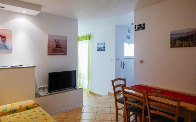 Awesome Home in Mimice With 3 Bedrooms, Jacuzzi and Wifi