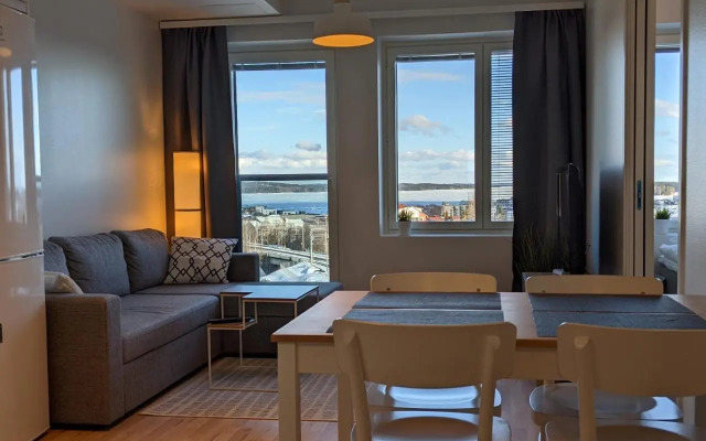 City apartment with lake view and free parking
