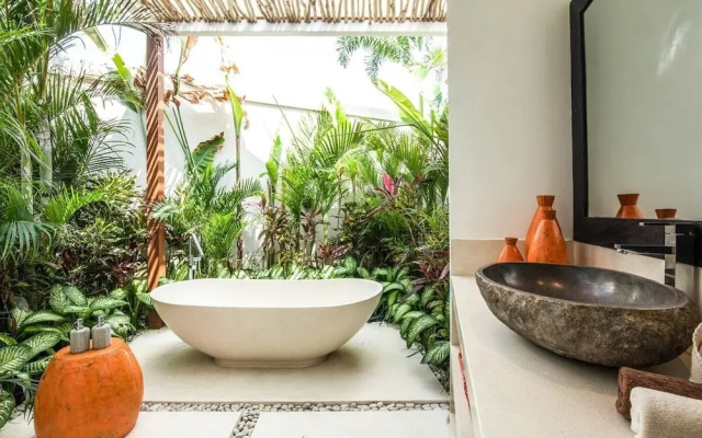 Stunning 6 Bedroom Villa Only 400m to the Beach