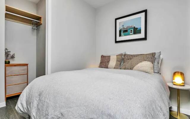 Designer Luxury 2-Bed Apartment With Car Park