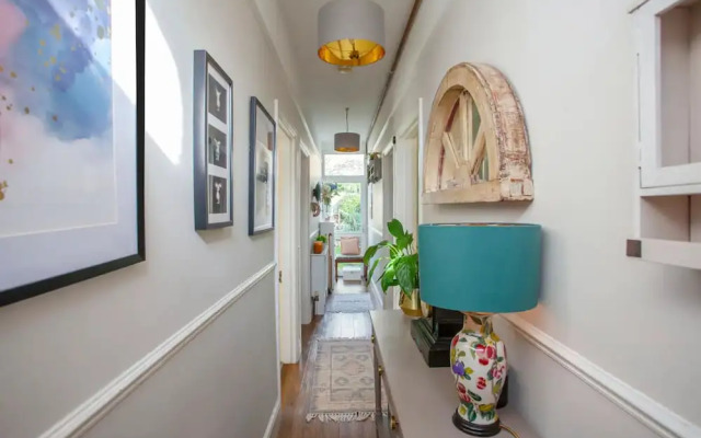 Stylish and Bright 2 Bedroom Flat in Bristol