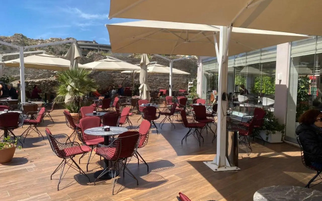 BYRO Snack Bar & Hostel