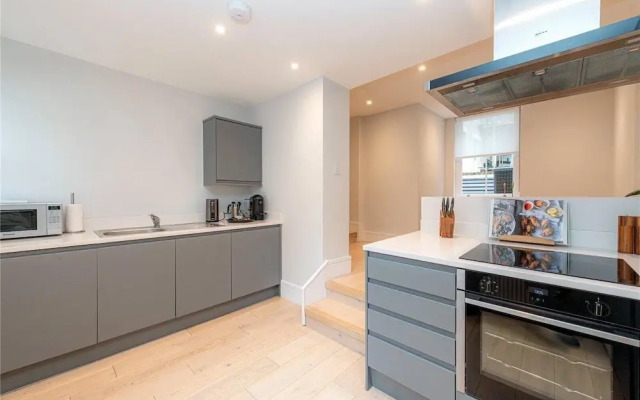 Apartment-sleeps4-parking-100walkingscore