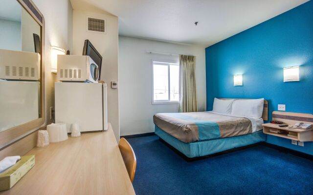 Motel 6 Red Deer, AB