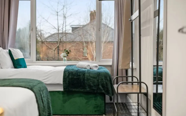 Large 5 Bedroom-free Parking-great Transport Links