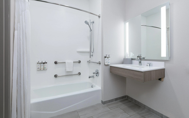 Holiday Inn Express & Suites Marshall by IHG