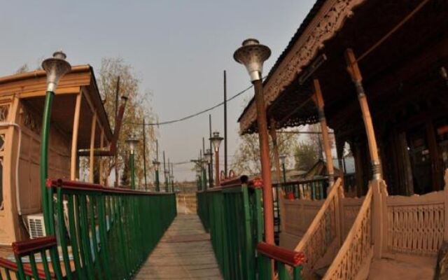 Peace of Mind Group of Houseboat