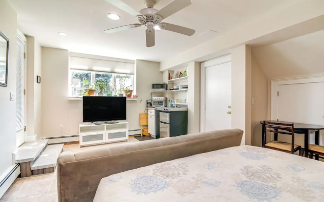 Pet-friendly Garden Studio ~ 25 Mi to Boston!