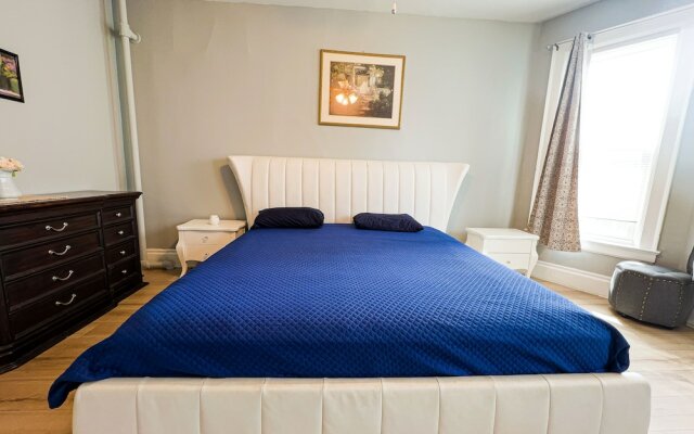 THE 1023 With Private Yard & Parking, Near Falls & Casino by Niagara Hospitality