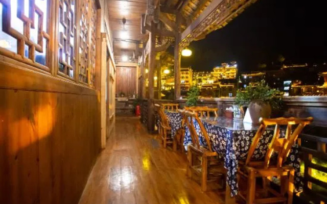 Baihe Renjia Inn (Furong Town Waterfall Branch)