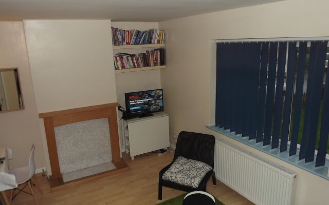 2 Bedrooms House