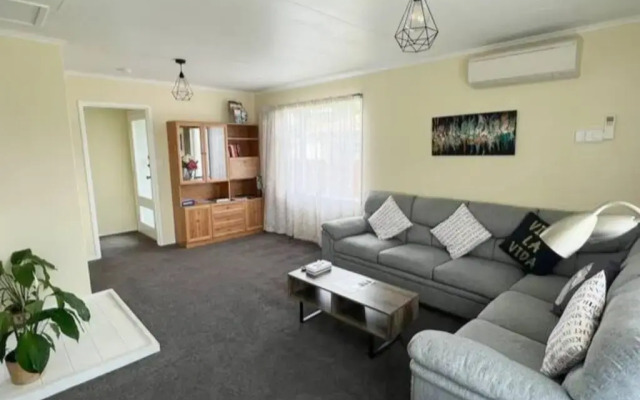 Spacious 3 BR near skyline-5 min walk