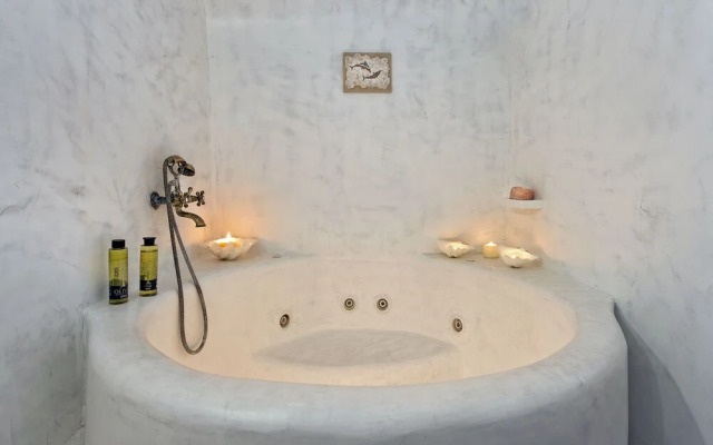 Pyrgos 3-bed Villa, Sleeps 8, With Pool and Aircon