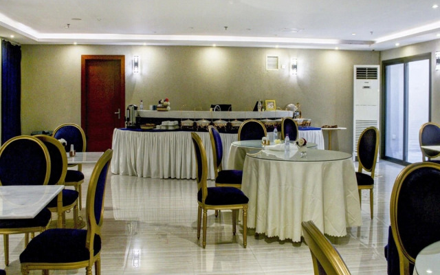 Capital O 581 Goldish Hotel