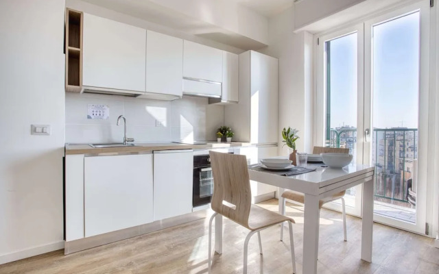 Bright flat near Lambretta Park