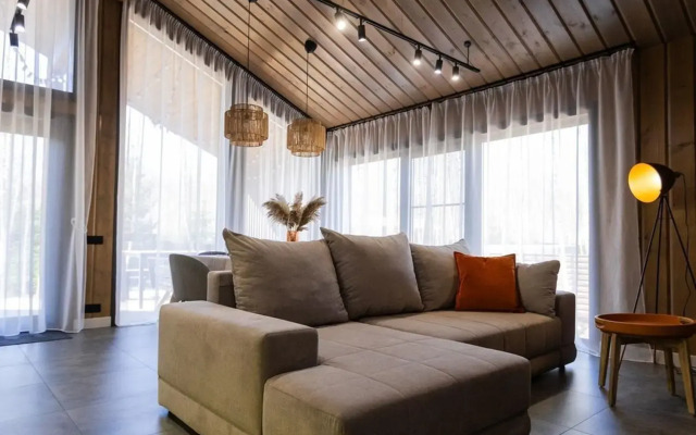 Пaноpaмный дом в хвойнoм лесу с сaуной