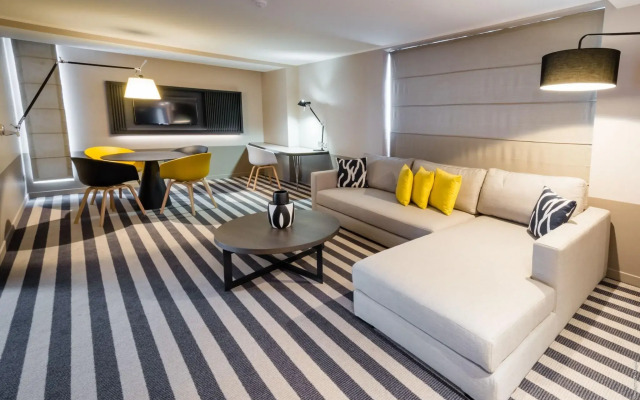 Simon Hotel