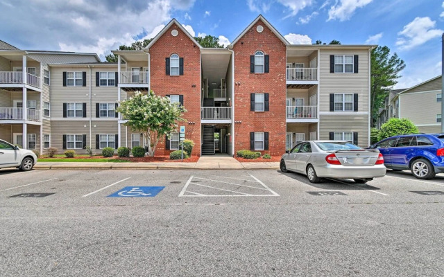 Elegant Fayetteville Condo: 8 Mi to Downtown!