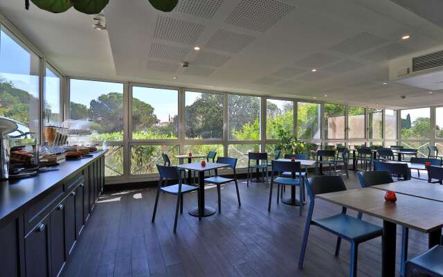 Hôtel, restaurant Kyriad Fréjus