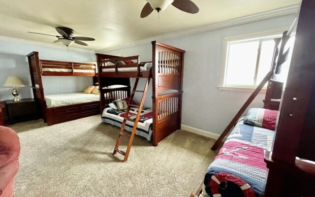 1 Driftwood 4 Bedroom Home by Redawning