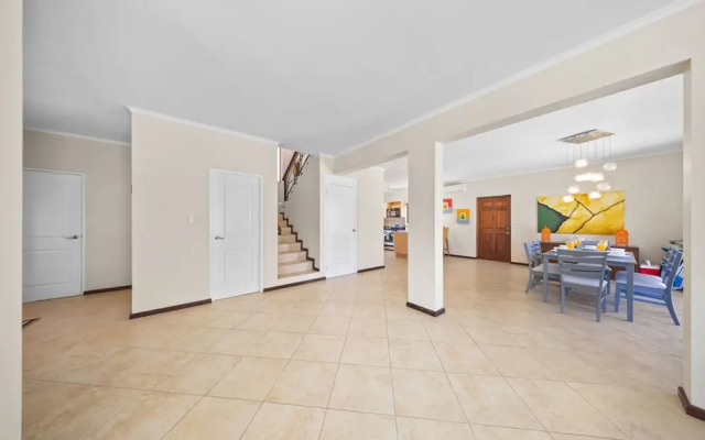 Gold Coast 4br4 5BA Villa w Privatepool Gym